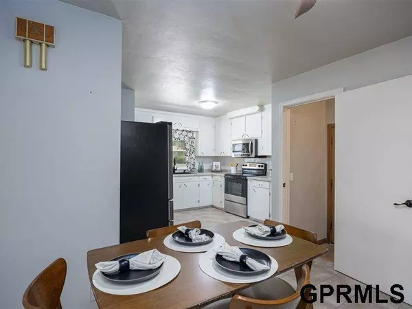 308 Crest Road, Papillion, NE 68046