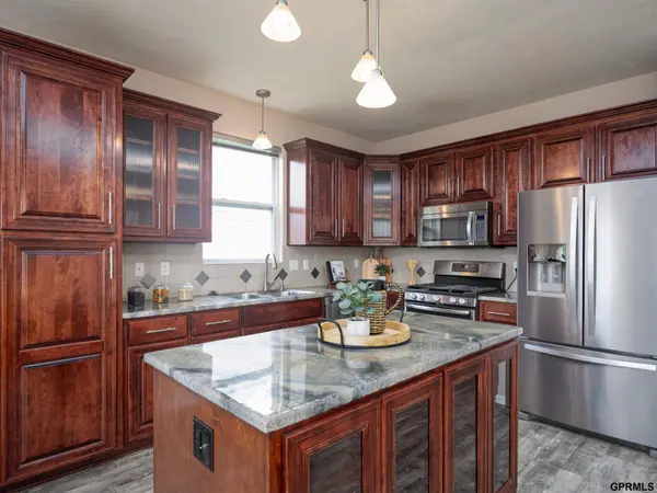 2010 Ridgeview Drive, Papillion, NE 68046