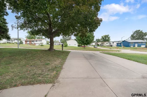 5406 N Oaks Boulevard, Omaha, NE 68134