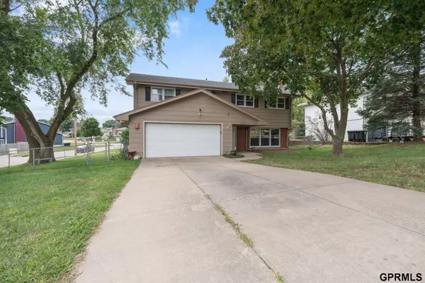 5406 N Oaks Boulevard, Omaha, NE 68134