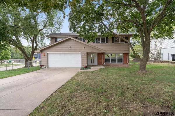 5406 N Oaks Boulevard, Omaha, NE 68134