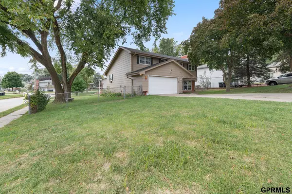5406 N Oaks Boulevard, Omaha, NE 68134