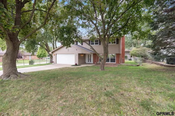 5406 N Oaks Boulevard, Omaha, NE 68134