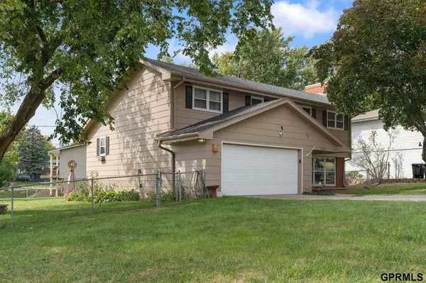 5406 N Oaks Boulevard, Omaha, NE 68134