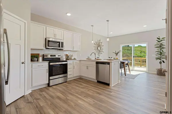 7925 N 94 Street, Omaha, NE 68122
