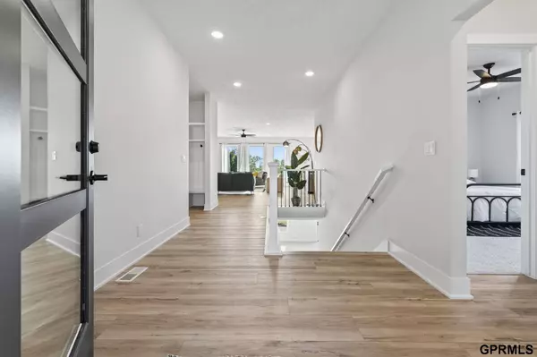 6237 N 207 Street, Elkhorn, NE 68022