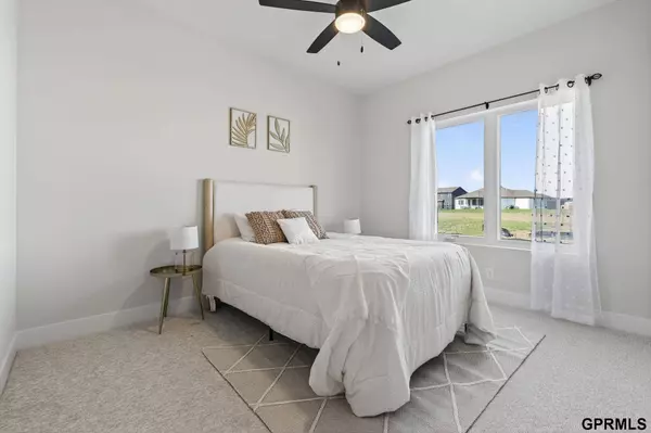 6237 N 207 Street, Elkhorn, NE 68022