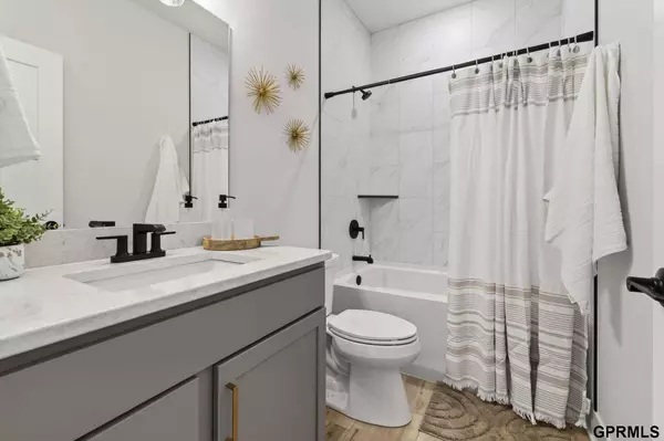 6237 N 207 Street, Elkhorn, NE 68022