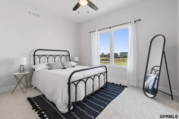 6237 N 207 Street, Elkhorn, NE 68022