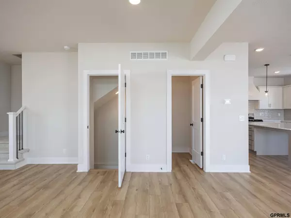 11052 S 216 Avenue, Gretna, NE 68028