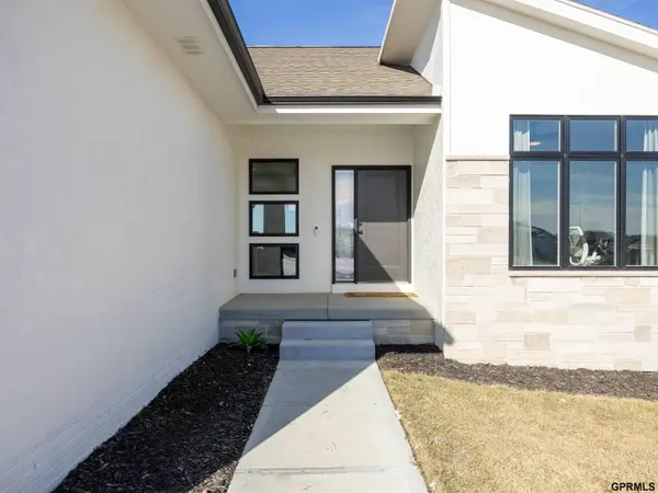19108 Pinehurst Avenue, Omaha, NE 68136