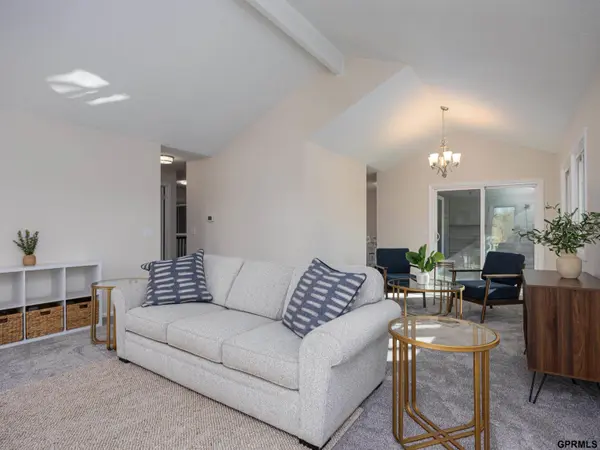 910 S 153 Court, Omaha, NE 68154