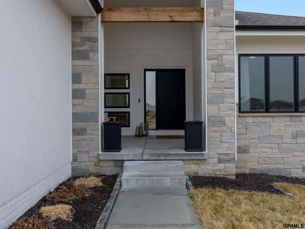 19112 Pinehurst Avenue, Omaha, NE 68136
