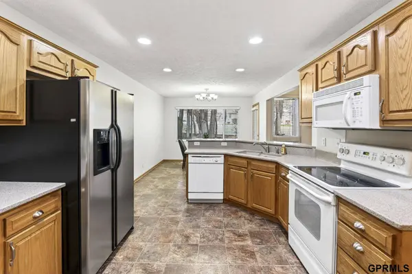 602 Castle Pine Drive, Papillion, NE 68133