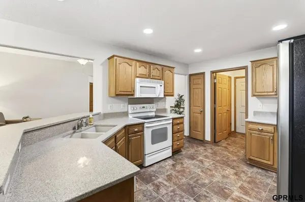 602 Castle Pine Drive, Papillion, NE 68133