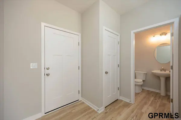 7921 N 94 ST, Omaha, NE 68122