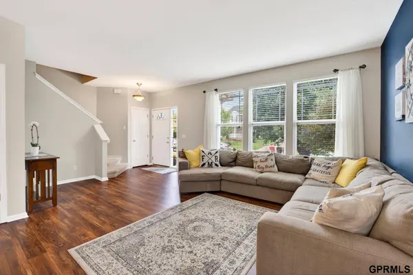 2306 Ridgeview DR, Papillion, NE 68046