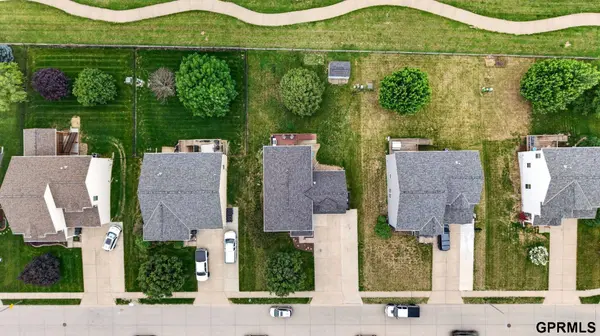 2306 Ridgeview DR, Papillion, NE 68046