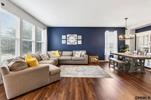 2306 Ridgeview DR, Papillion, NE 68046