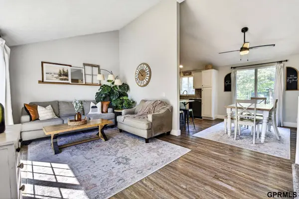 208 Hilton Head DR, Omaha, NE 68133