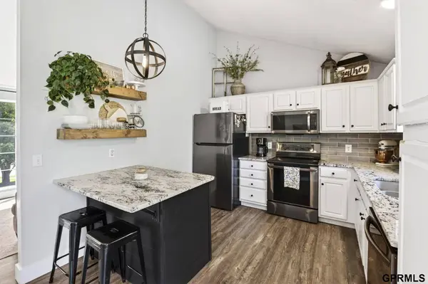 208 Hilton Head DR, Omaha, NE 68133