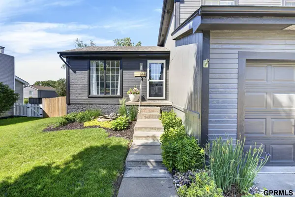 208 Hilton Head DR, Omaha, NE 68133