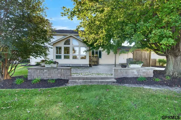 21302 Ridgewood Road CIR, Omaha, NE 68022