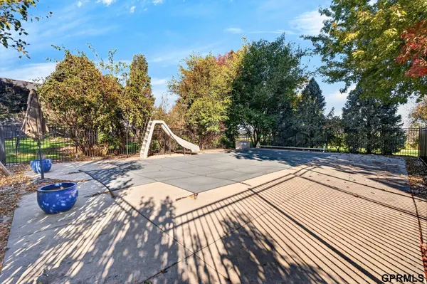 21302 Ridgewood Road CIR, Omaha, NE 68022