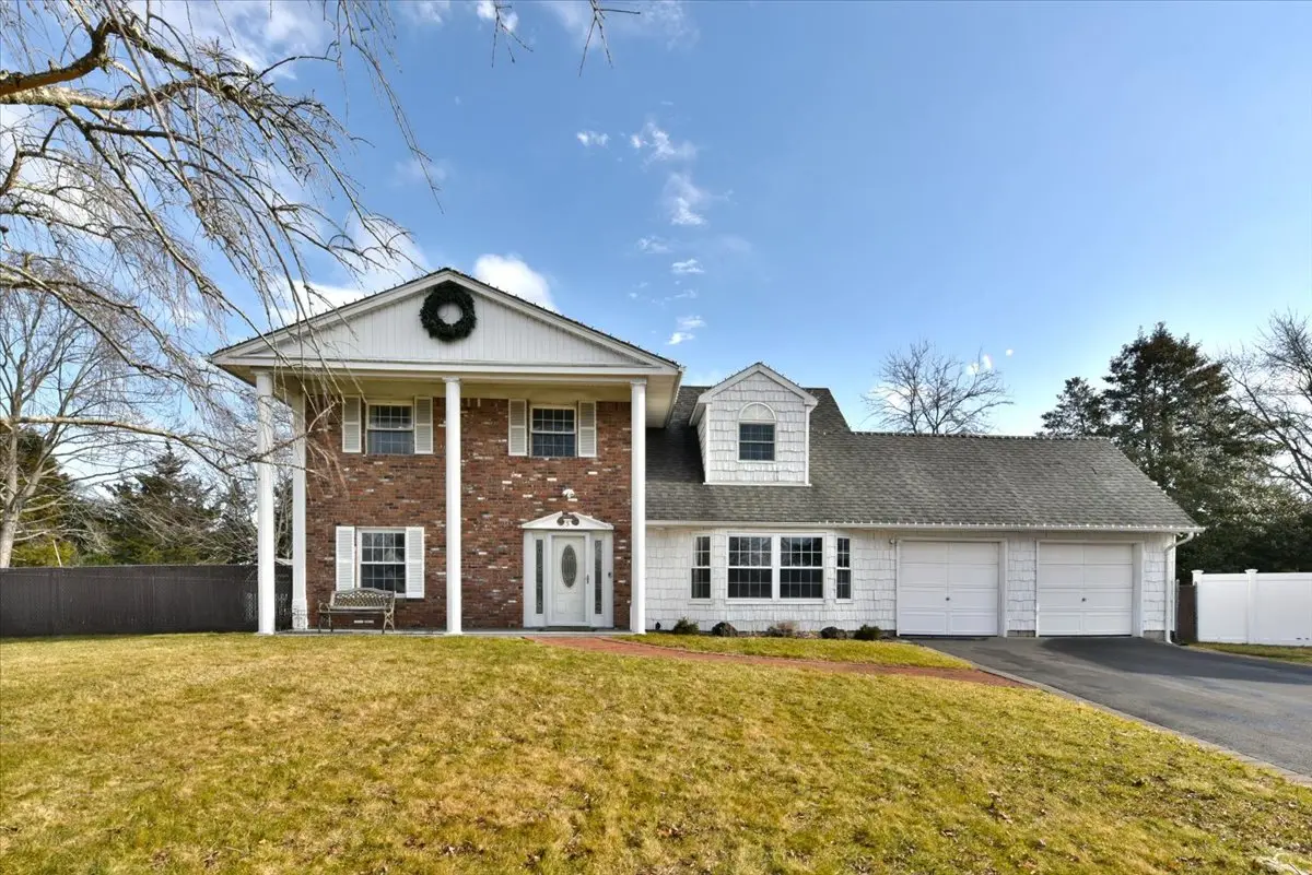 5 Mary Lu Dr, Holtsville, NY 11742-1021
