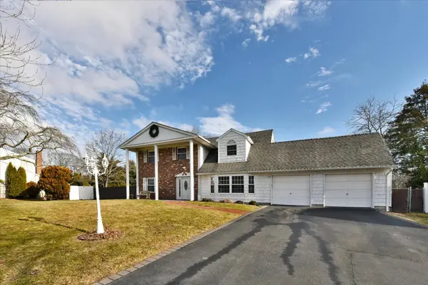 5 Mary Lu Dr, Holtsville, NY 11742-1021
