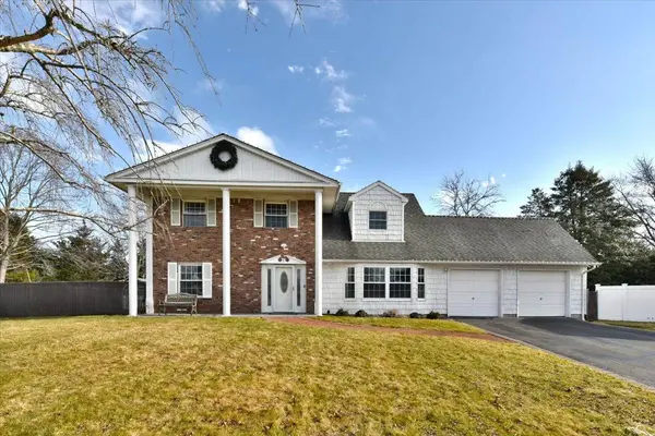 5 Mary Lu Dr, Holtsville, NY 11742-1021
