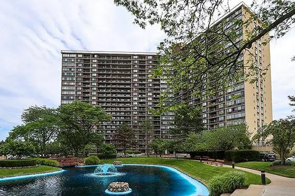2 Bay Club DR #1Z3, Bayside, NY 11360