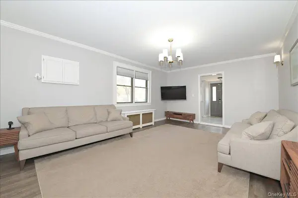 36 Barwick ST, Floral Park, NY 11001