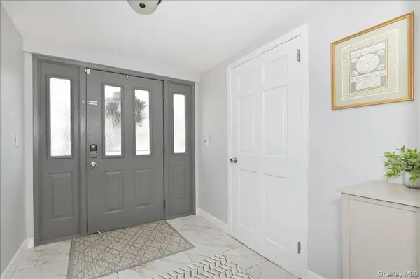 36 Barwick ST, Floral Park, NY 11001