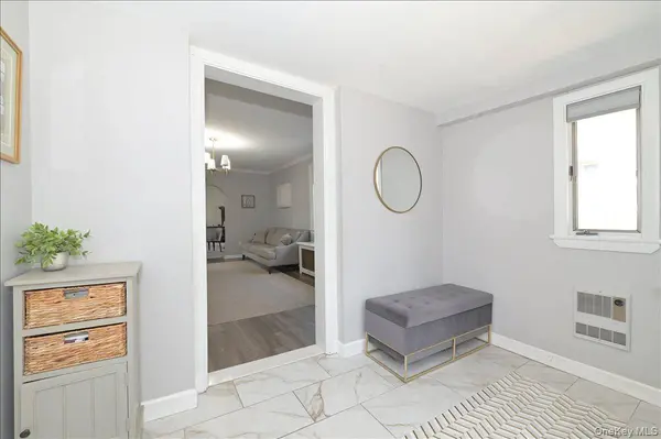 36 Barwick ST, Floral Park, NY 11001