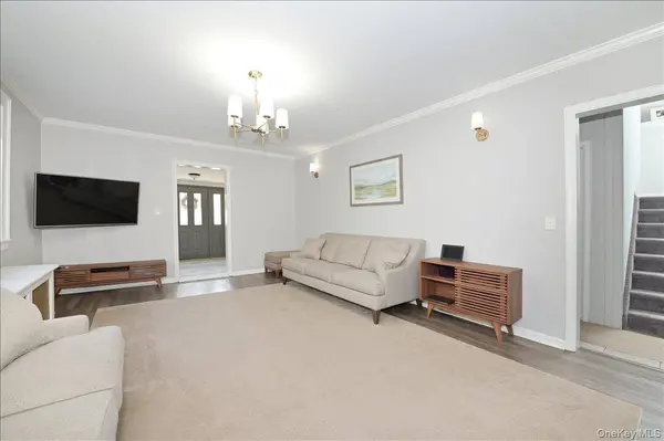 36 Barwick ST, Floral Park, NY 11001