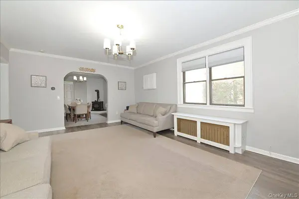 36 Barwick ST, Floral Park, NY 11001