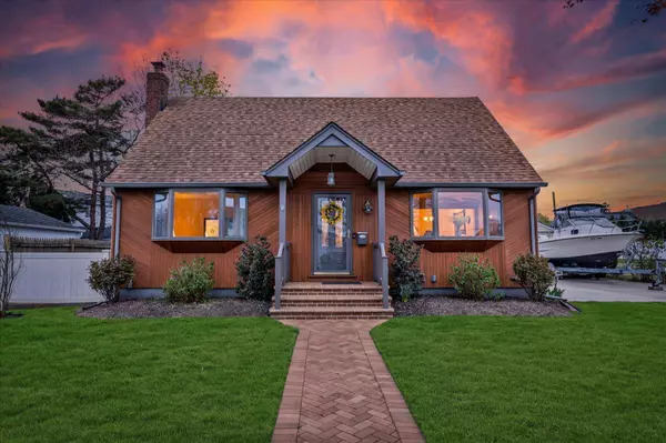 308 Hillcrest DR, Seaford, NY 11783