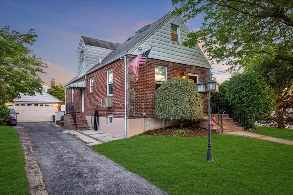 32 Jedwood PL, Valley Stream, NY 11581