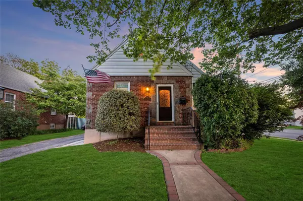 32 Jedwood PL, Valley Stream, NY 11581