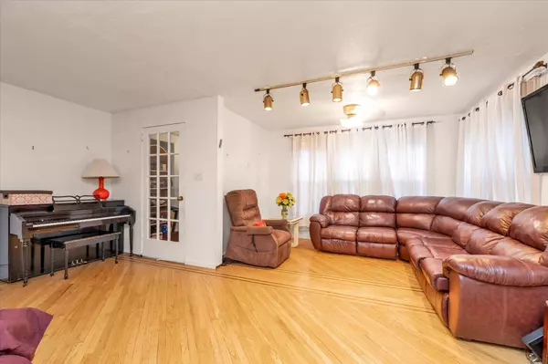 48 Carstairs RD, Valley Stream, NY 11581