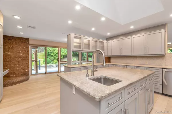 474 Old Bridge RD, Northport, NY 11768