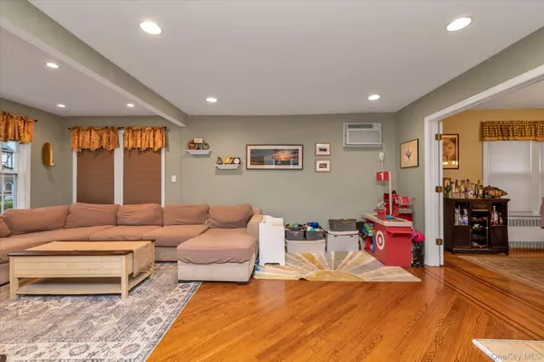 29 Orleans RD, Valley Stream, NY 11581