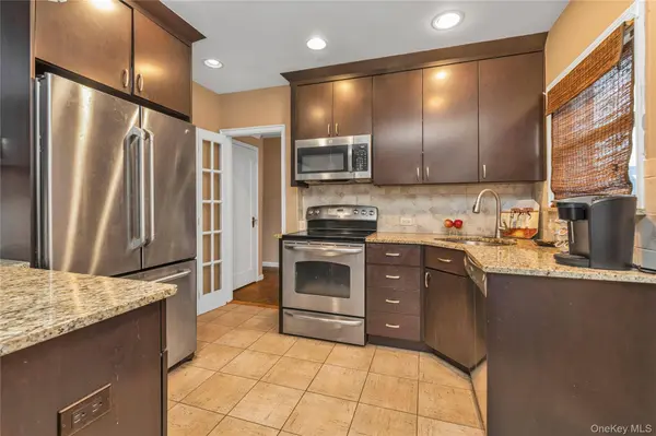 44 Marlowe RD, Valley Stream, NY 11580