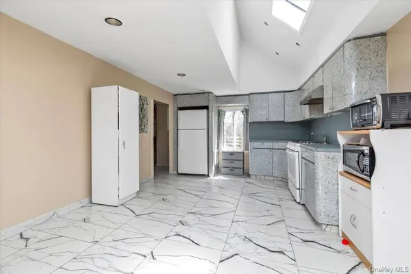 38 5th ST, Valley Stream, NY 11581