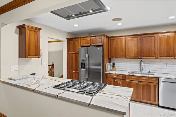 3806 Illona LN, Oceanside, NY 11572