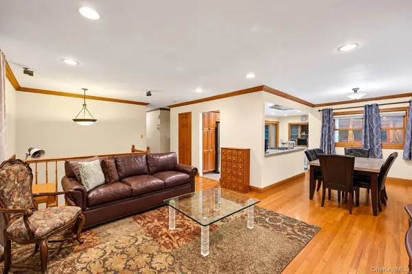 3806 Illona LN, Oceanside, NY 11572