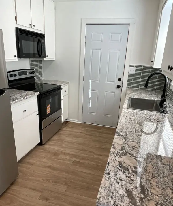 Kitchen - to door