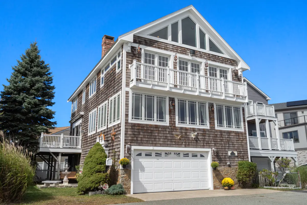 125 Edgewater Dr, Quincy, MA 02169-3614