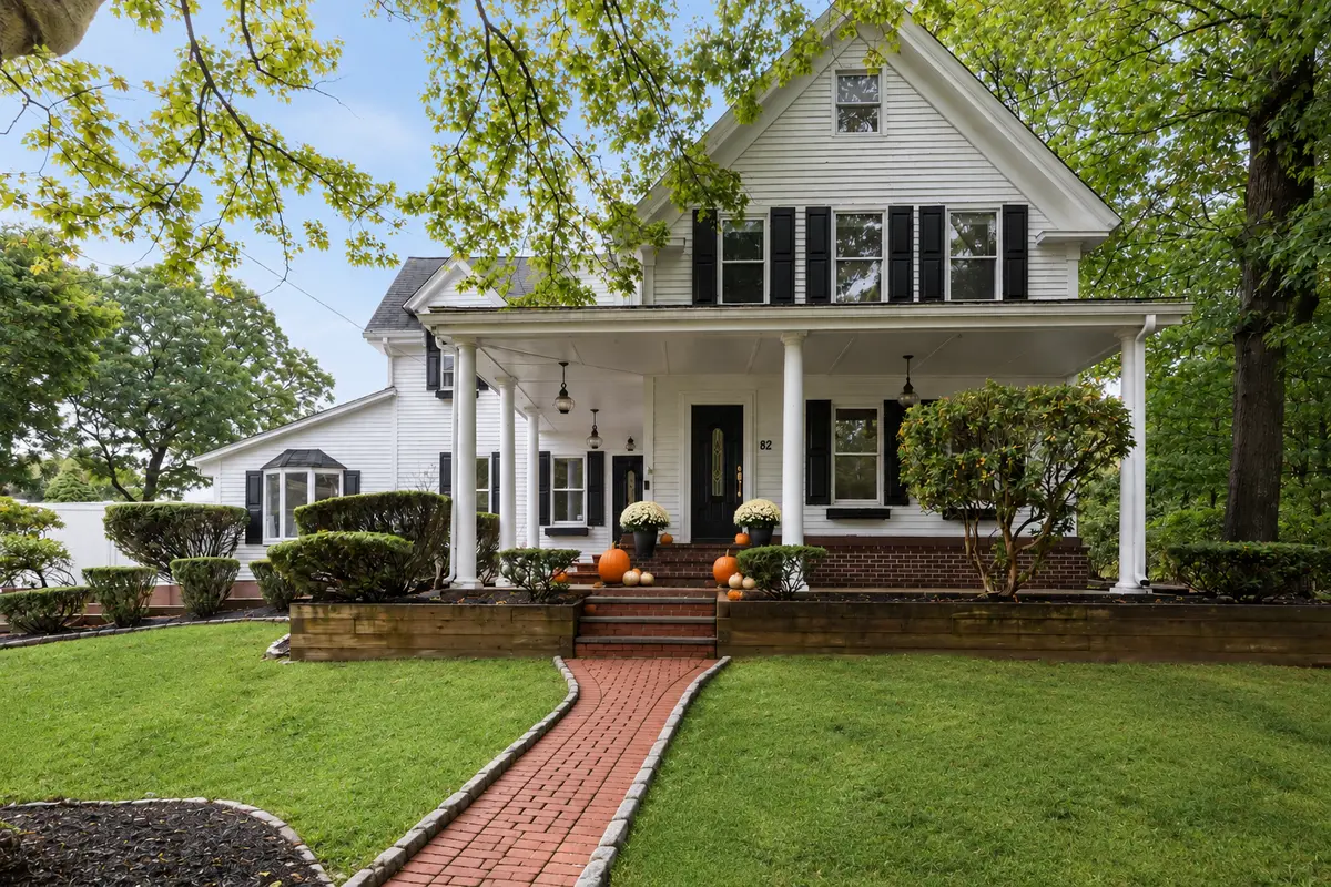 82 Grove St, Quincy, MA 02169-1127